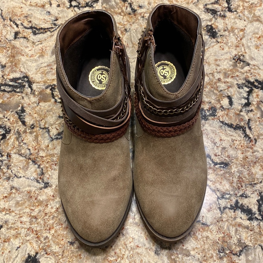 So Size 7 1/2 Tan/Brown Suede Ankle Boots